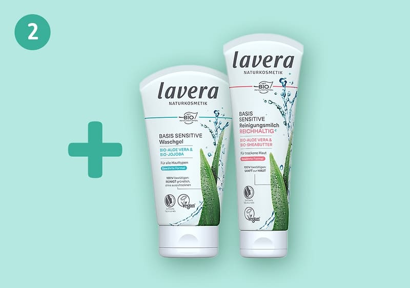 Zwei Lavera Naturkosmetik-Tuben nebeneinander auf hellem türkis Hintergrund, links Basis Sensitive Waschgel mit Aloe-Vera- und Bio-Jojoba-Aufschrift, rechts Basis Sensitive Reinigungsmilch mit Aloe-Vera- und Bio-Sheabutter-Aufschrift und grünem Pflanzenmotiv, links oben grüner Kreis mit weißer 2 und grünes Pluszeichen zwischen den Tuben