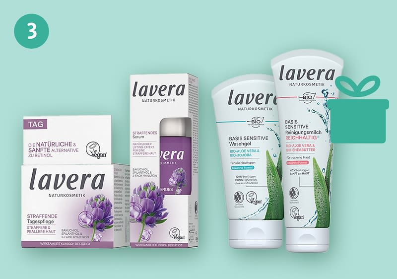 Vier Lavera-Produkte nebeneinander auf türkisem Hintergrund: links eine weiße Verpackung mit lila Blüten und Schrift „lavera strafende Tagespflege“, daneben eine schmale weiße Kartonverpackung mit Pumpflakon und lila Blüten, rechts zwei weiße Tuben mit grünem Aloe-Motiv und der Aufschrift „lavera Basis Sensitive Waschgel / Reinigungsmilch“