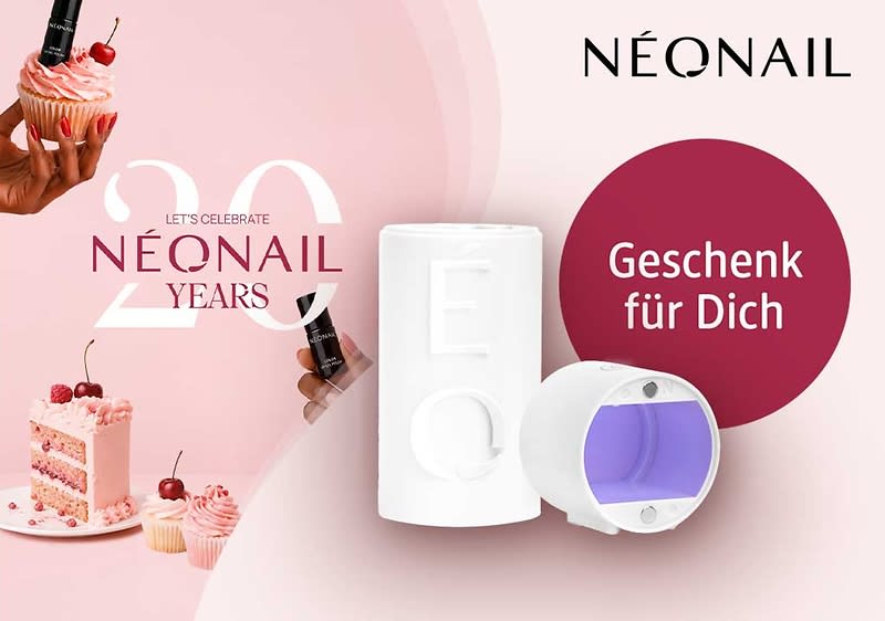 Werbegrafik: weiße Nageltrockner-Geräte mit violett leuchtender Innenfläche, rechts roter Kreis mit Text „Geschenk für Dich“, links Text „20 NEONAIL YEARS“ und Marke „NEONAIL“, im Hintergrund Kuchen, Cupcakes und Hände mit Nagellack