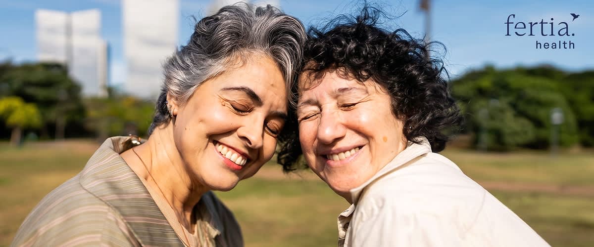 Zwei Frauen in der Natur