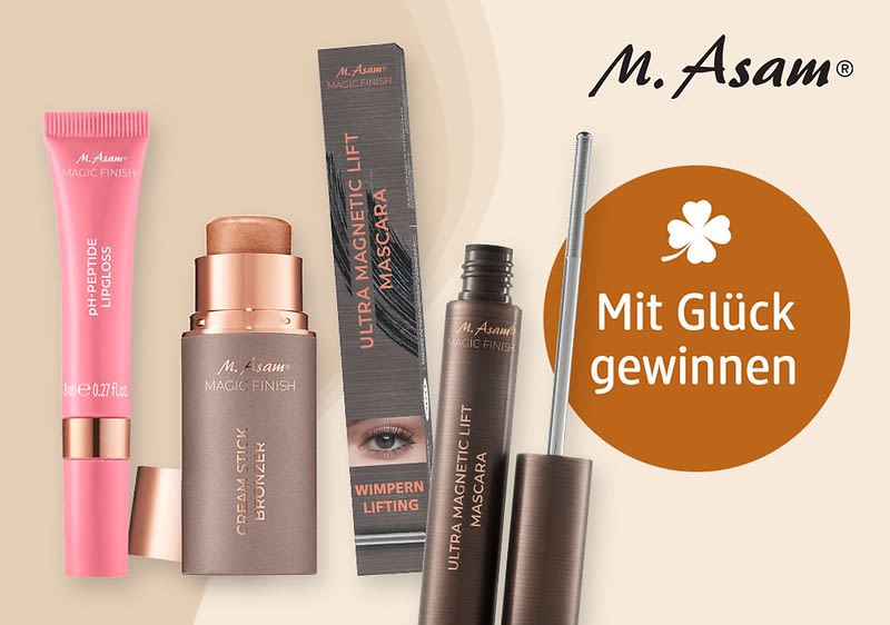 Mehrere M. Asam Magic Finish Kosmetikprodukte nebeneinander: links ein rosa Lipgloss-Röhrchen mit goldener Kappe und der Aufschrift „PH-Peptide Lipgloss“, daneben ein champagnerfarbener Cream Stick Bronzer mit abnehmbarem Deckel, mittig eine schwarze Verpackung mit der Aufschrift „Ultra Magnetic Lift Mascara“ und einem Augenbild, rechts eine geöffnete braune Mascara mit silberner Bürste; oben rechts das M. Asam Logo und ein orangefarbener Kreis mit der weißen Aufschrift „Mit Glück gewinnen“