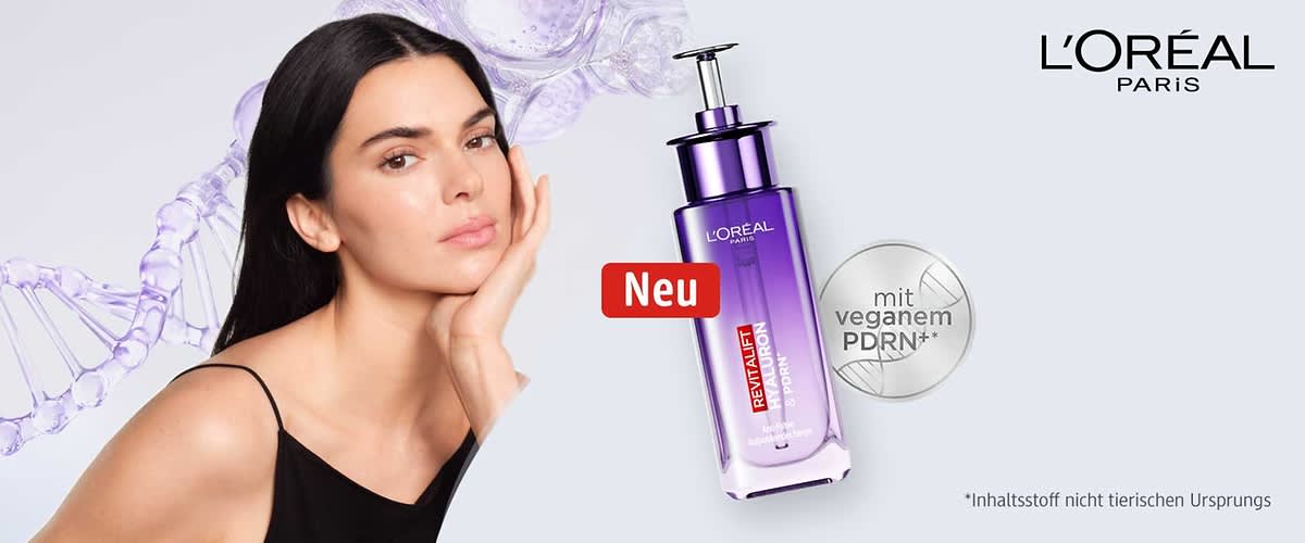 Frau mit dunklen Haaren berührt ihr Gesicht, daneben lila Pump-Flasche L'Oréal Paris Revitalift Filler Serum mit rotem Schild „Neu“ und silbernem Kreis mit Text „mit veganem PDRN“
