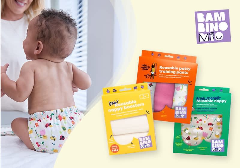 Kleines Kind von hinten in einer bunten Stoffwindel, links im Bild eine lächelnde Erwachsene, rechts drei farbige Produktverpackungen der Marke Bambino Mio mit Texten „Daily reusable nappy boosters“, „Reusable potty training pants“ und „Revolutionary reusable nappy“ und dem Bambino Mio-Logo