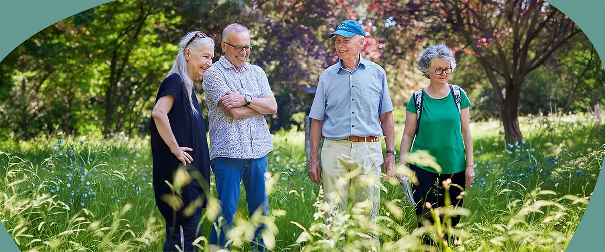 v.l.: Eva Schmid (NABU), Wolfgang Haraschin (Betriebsmeister der Friedhofsgärtnerei), Artur Bossert (NABU) und alverde-Redakteurin Ulrike Burgert