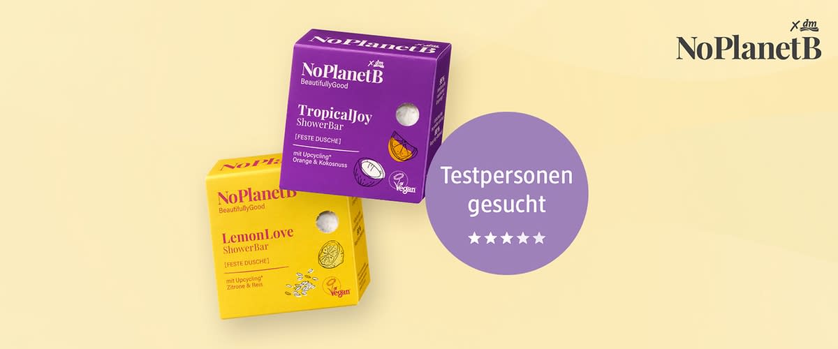 Zwei NoPlanetB feste Duschseifen in quadratischen Packungen, oben eine violette Packung mit der Aufschrift „Tropical Joy ShowerBar“ und rechts daneben ein lila Kreis mit dem weißen Text „Testpersonen gesucht“ und fünf Sternen, unten links eine gelbe Packung mit der Aufschrift „LemonLove ShowerBar“ und dem Vegan‑Symbol