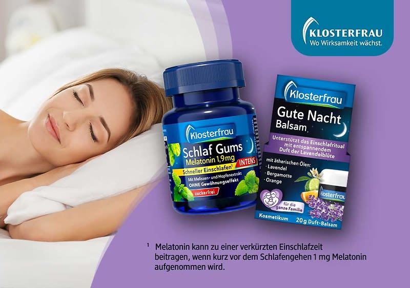 Schlafende Frau auf einem Kissen links, daneben zwei blaue Produktverpackungen der Marke Klosterfrau: links ein dunkles Glas mit Aufschrift „Schlaf Gums Melatonin 1,9 mg“ und rechts eine Schachtel „Gute Nacht Balsam“ mit zusätzlichem kleinen Tiegel, Texthinweis zu Melatonin unten sichtbar. Bild mithilfe von KI erstellt