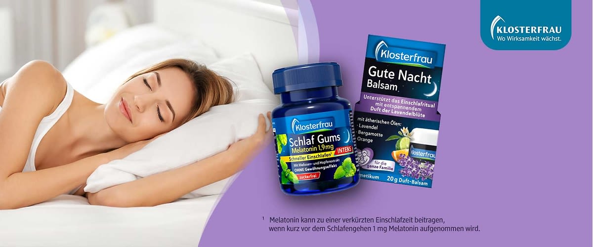 Schlafende Frau auf einem Kissen links, daneben zwei blaue Produktverpackungen der Marke Klosterfrau: links ein dunkles Glas mit Aufschrift „Schlaf Gums Melatonin 1,9 mg“ und rechts eine Schachtel „Gute Nacht Balsam“ mit zusätzlichem kleinen Tiegel, Texthinweis zu Melatonin unten sichtbar. Bild mithilfe von KI erstellt
