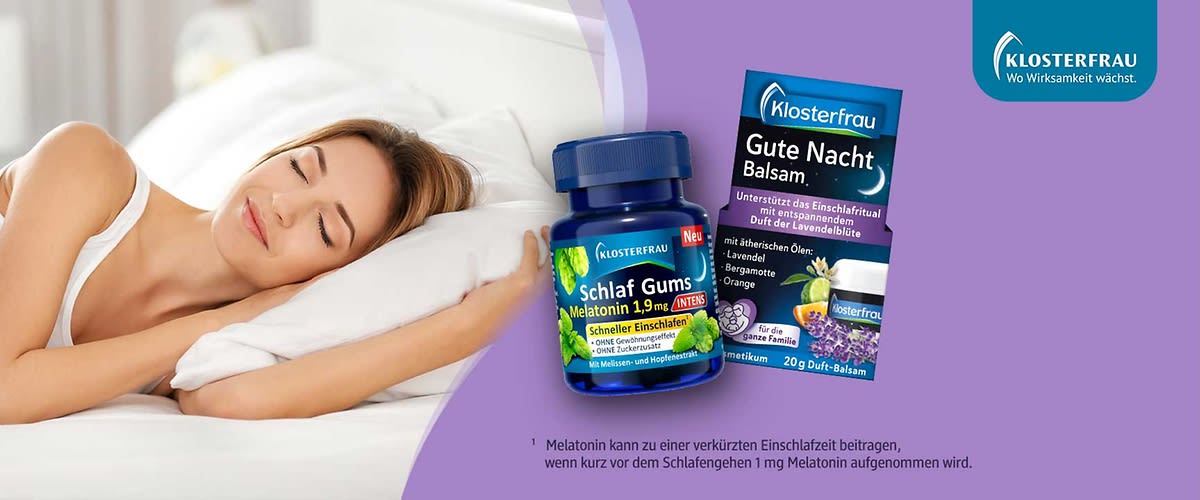 Schlafende Frau auf einem Kissen links, daneben zwei blaue Produktverpackungen der Marke Klosterfrau: links ein dunkles Glas mit Aufschrift „Schlaf Gums Melatonin 1,9 mg“ und rechts eine Schachtel „Gute Nacht Balsam“ mit zusätzlichem kleinen Tiegel, Texthinweis zu Melatonin unten sichtbar. Bild mithilfe von KI erstellt