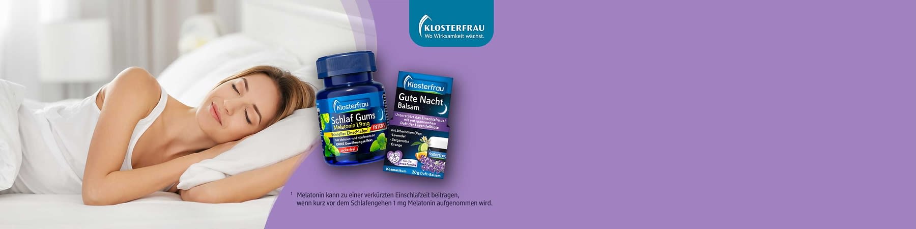 Schlafende Frau auf weißem Kissen links; rechts zwei Klosterfrau-Produkte auf violettem Hintergrund: blaues Glas mit Aufschrift „Schlaf Gums Melatonin 1,9 mg“ und kleine Packung „Gute Nacht Balsam“ with Zusatztexten zu ätherischen Ölen und Duft-Balsam. Bild mithilfe von KI erstellt