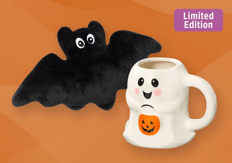 Links eine schwarze Plüsch-Fledermaus mit Augen und eine weiße Tasse als Gespenst, oben rechts lila Schild mit weißer Aufschrift „Limited Edition“