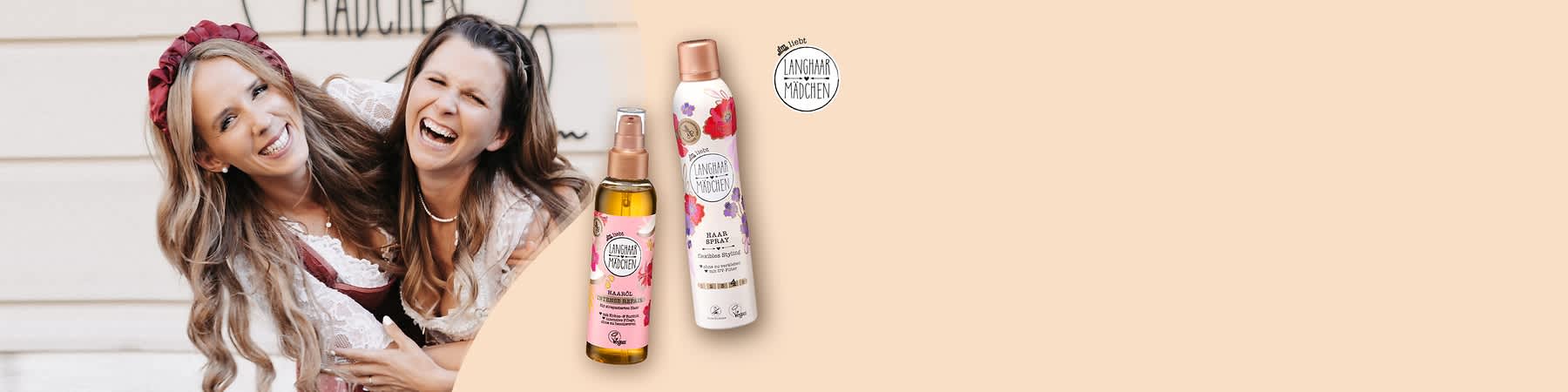 zwei lächelnde Frauen in Trachtenkleidung links, rechts zwei Haarpflegeprodukte der Marke „Langhaarmädchen“ nebeneinander: ein Haaröl in brauner Glasflasche mit Pumpspender und rosa Etikett und ein Haarspray in weißer Sprühdose mit floralen Motiven und Markenlogo