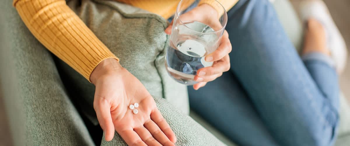 Einnahme von Nahrungsergänzungsmittel mit einem Glas Wasser