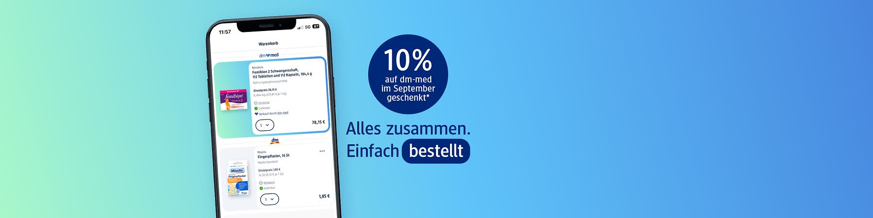 Smartphonebild mit geöffneter dm‑App im Warenkorb und Produktkarten für „Femibion 2 Schwangerschaft“ und „Mivolis Fingerpflaster“, daneben runder blauer Aufkleber mit weißer Schrift „10% auf dm‑med im September geschenkt“ und Text „Alles zusammen. Einfach bestellt“