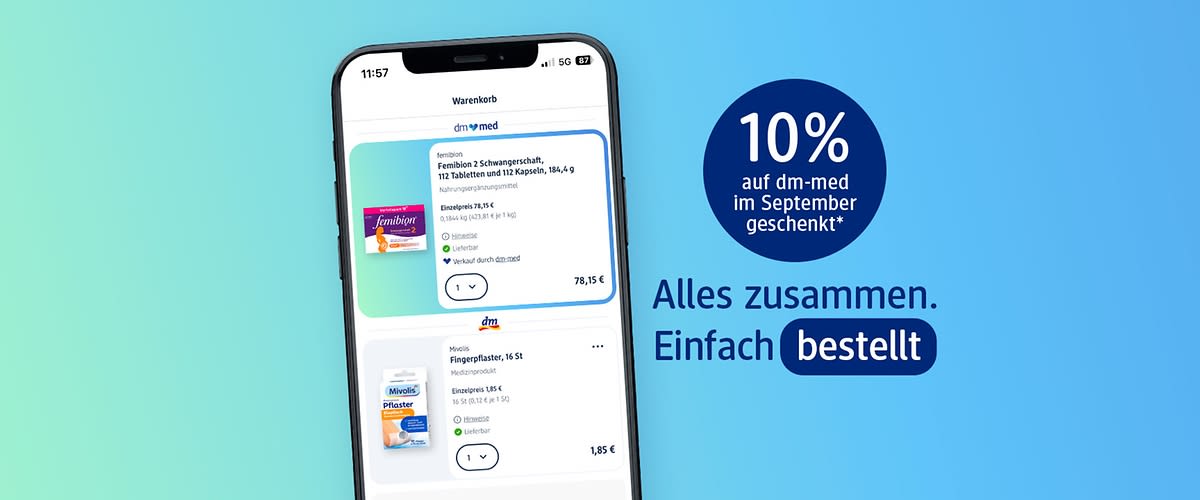 Smartphone mit geöffneter dm‑App und Warenkorb, links Produkte mit Preisen sichtbar; rechts blauer Kreis mit Text „10% auf dm‑med im September geschenkt“ und Schriftzug „Alles zusammen. Einfach bestellt“