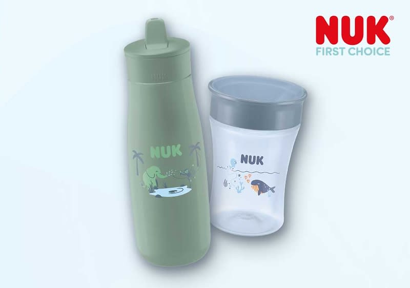 Zwei NUK-Trinkbecher: links grüner hoher Trinkflaschen-Becher mit Klappverschluss und Dino-Motiv, rechts transparenter kurzer Becher mit grauem Deckel und Fisch-Motiv; oben rechts rotes NUK-Logo mit Schriftzug „FIRST CHOICE“