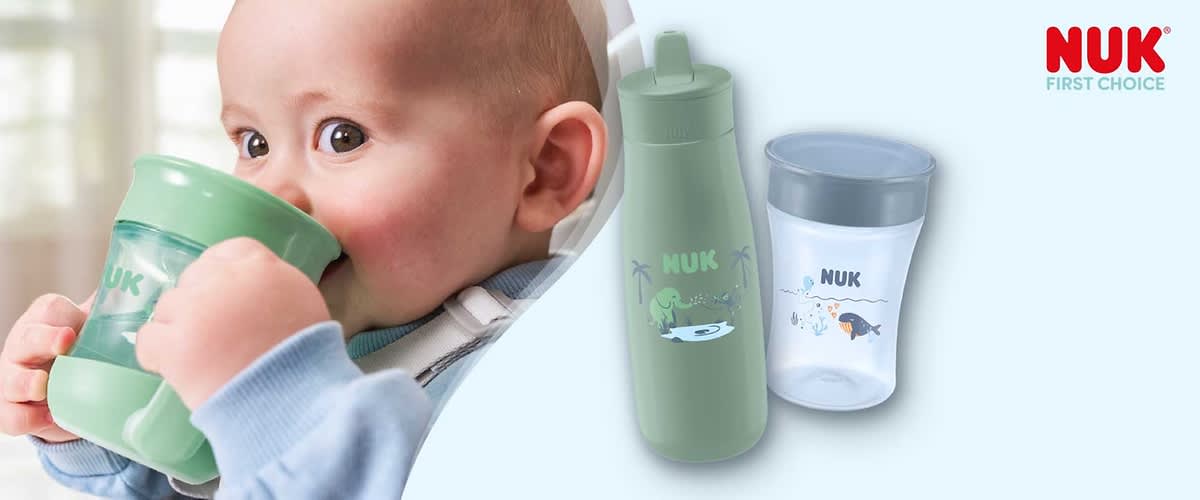 Zwei NUK-Trinkbecher: links grüner hoher Trinkflaschen-Becher mit Klappverschluss und Dino-Motiv, rechts transparenter kurzer Becher mit grauem Deckel und Fisch-Motiv; oben rechts rotes NUK-Logo mit Schriftzug „FIRST CHOICE“