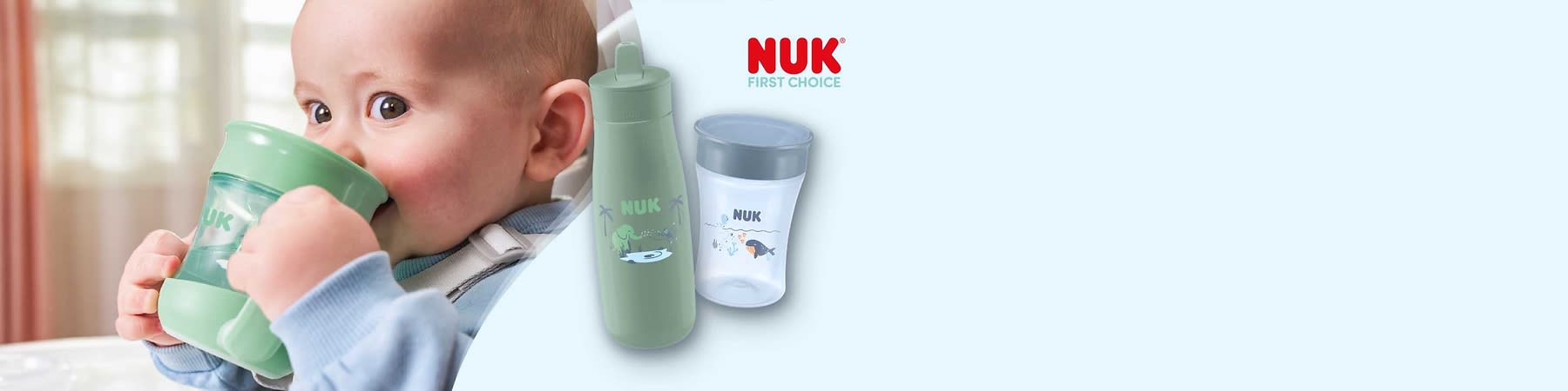 Zwei NUK-Trinkflaschen nebeneinander: links eine grüne, schlanke Flasche mit Klappverschluss und Dino-Illustration, rechts ein durchsichtiger Becher mit grauem Deckel und Fisch-Illustration; oben rechts rotes NUK-Logo mit Schriftzug FIRST CHOICE
