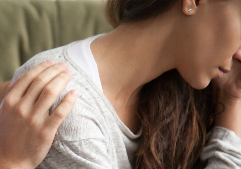 Mann tröstet Schwangere