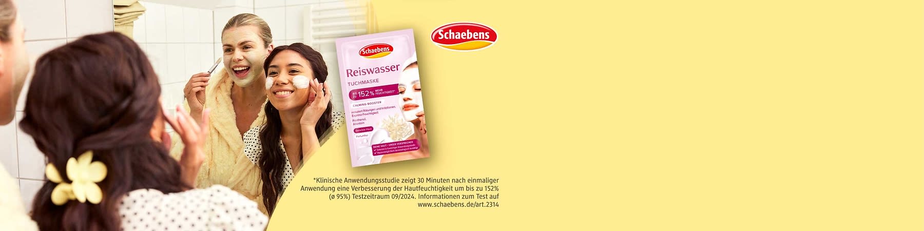 Verpackung einer rosa Schaebens Reiswaßer-Tuchmaske mit Bild einer Frau mit aufliegender Maske, Schriftzug „bis zu 152% mehr Feuchtigkeit“, Produktinfo und Markenlogo auf gelbem Hintergrund