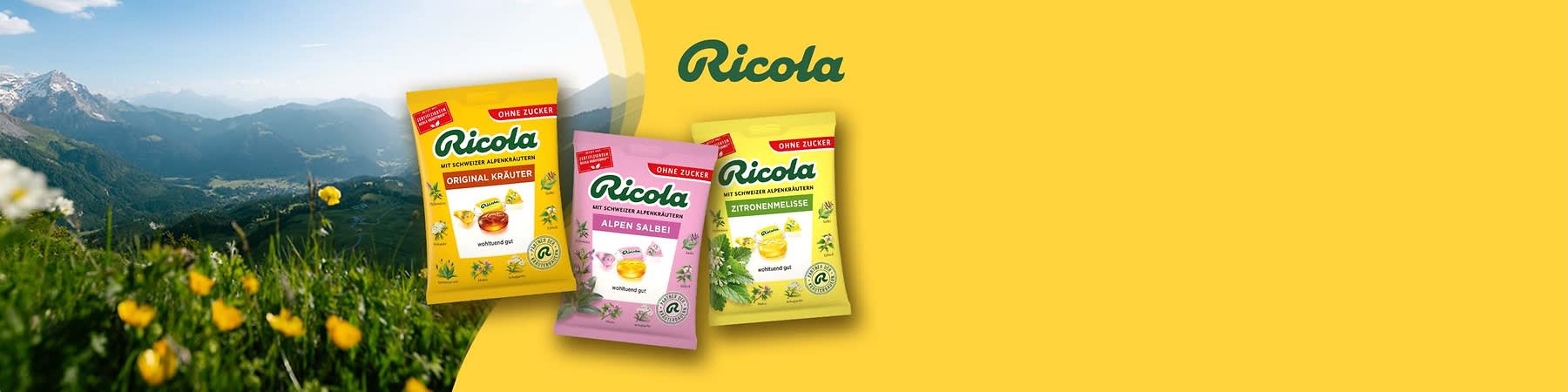 Drei bunte Ricola Bonbon-Packungen vor grünem Hintergrund: gelb „Original Kräuter – ohne Zucker“, rosa „Alpen Salbei – ohne Zucker“ und gelb „Zitronenmelisse – ohne Zucker“, großes weißes Ricola-Logo oben rechts, links angedeutete Alpenlandschaft