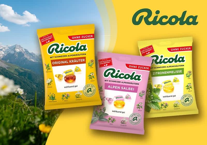 Drei bunte Ricola Bonbon-Packungen vor grünem Hintergrund: gelb „Original Kräuter – ohne Zucker“, rosa „Alpen Salbei – ohne Zucker“ und gelb „Zitronenmelisse – ohne Zucker“, großes weißes Ricola-Logo oben rechts, links angedeutete Alpenlandschaft