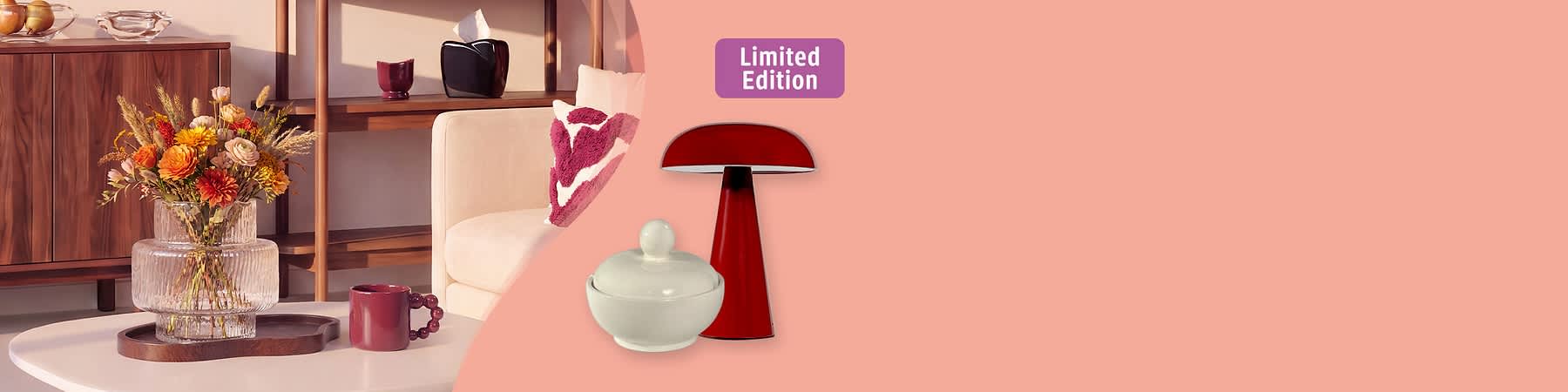 Zwei Dekoartikel vor rosa Hintergrund: links eine weiße Keramikdose mit Deckel, rechts eine rote Pilzlampe, oben rechts Schriftzug „Limited Edition“. Bild mithilfe von KI erstellt