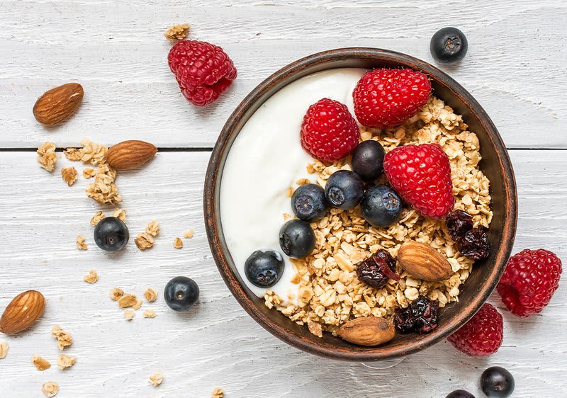 Frühstücksbowl mit Müsli und Früchten