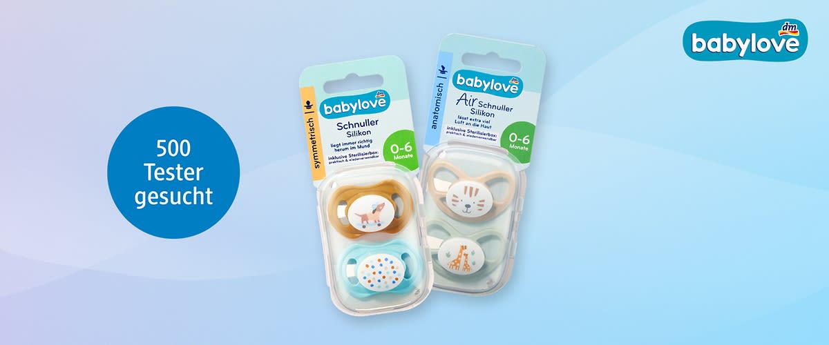 Zwei Packungen babylove Silikon-Schnuller für 0–6 Monate mit Tiermotiven, links gelb-braun und blau gepunktet, rechts hellgrün mit Katzen- und Giraffenmotiv; oben rechts babylove-Logo; links ein blauer Kreis mit weißer Schrift „500 Tester gesucht“