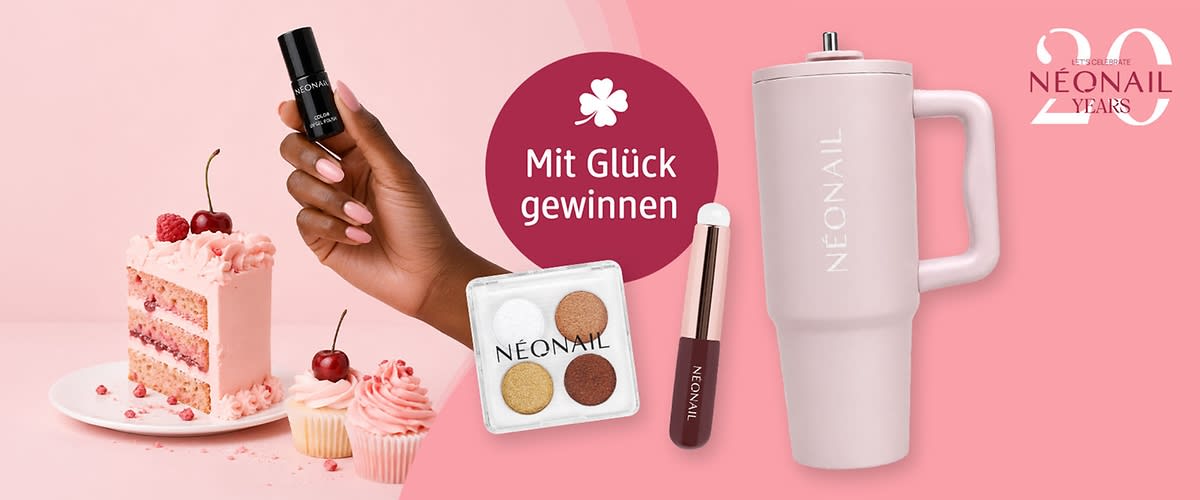 Werbeabbildung mit Hand, die eine schwarze Nagellack-Flasche hält, Textkreis „Mit Glück gewinnen“, links Stück rosa Torte mit Kirsche, rechts Neonail-Produkte: vier Lidschatten/Glitter-Palette, Flasche „Nude Base“, Nagelpflege-Stift und Packung „Gel Stickers“ sowie Neonail 20 Years-Logo
