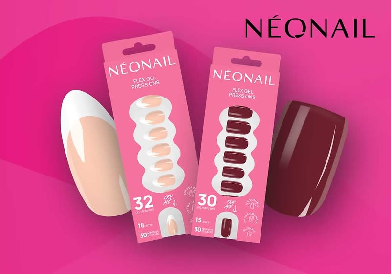 Zwei rosa Verpackungen von „NEONAIL“ Flex Gel Press Ons mit je sichtbaren abnehmbaren künstlichen Nägeln, links hellnude French-Design (32 Stück), rechts dunkles Bordeauxrot (30 Stück), im Hintergrund je ein einzelner großer künstlicher Nagel in Nude und Bordeaux auf pinkem Grund