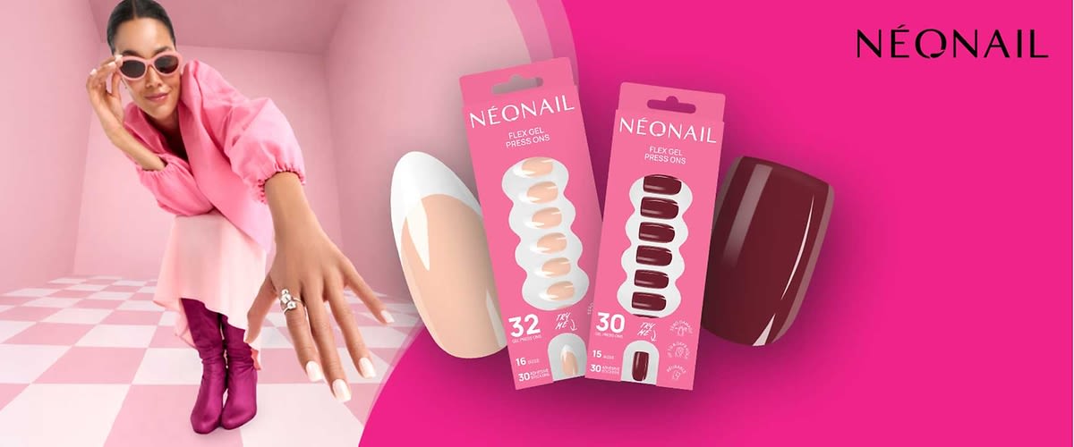 Zwei rosa Verpackungen von „NEONAIL“ Flex Gel Press Ons mit je sichtbaren abnehmbaren künstlichen Nägeln, links hellnude French-Design (32 Stück), rechts dunkles Bordeauxrot (30 Stück), im Hintergrund je ein einzelner großer künstlicher Nagel in Nude und Bordeaux auf pinkem Grund