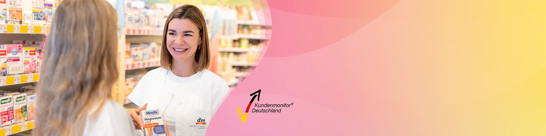 Eine Person in dm-Arbeitskleidung steht vor einem Regal und hält eine Packung der Marke Mivolis, daneben das Logo von Kundenmonitor Deutschland