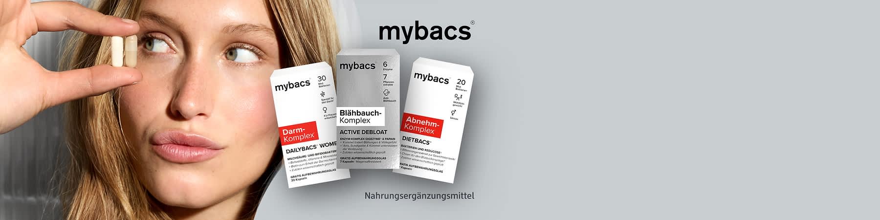 Drei mybacs-Packungen vor rotem Hintergrund: links weiß-rot „Darm-Komplex“ mit Zusatztext „DAILYBACS WOMEN“ und „30 Billionen Bakterien“, Mitte graue Packung „Blähbauch-Komplex“ mit Zusatztext „ACTIVE DEBLOAT“, rechts weiß-rot „Abnehm-Komplex“ mit Zusatztext „DIETBACS“ und „20 Billionen Bakterien“
