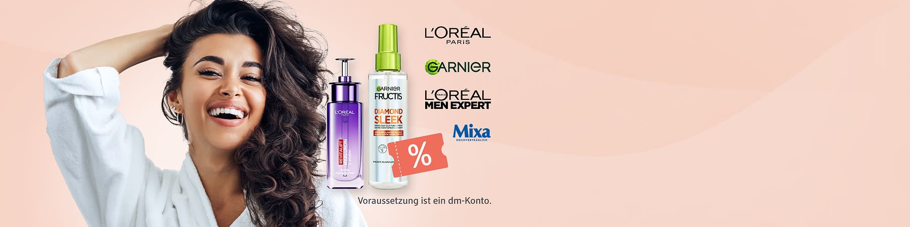 Lachende Frau mit locker gelocktem dunklem Haar und weißem Bademantel links, daneben zwei Haarpflegeflaschen (lila L’Oréal Revitalift Pumpflasche, transparente Garnier Fructis Diamond Sleek Sprühflasche mit grünem Sprühkopf), rechts Markenlogos L’Oréal Paris, Garnier, L’Oréal Men Expert und Mixa sowie Rabatt-Symbol und Schriftzug „Voraussetzung ist ein dm-Konto“