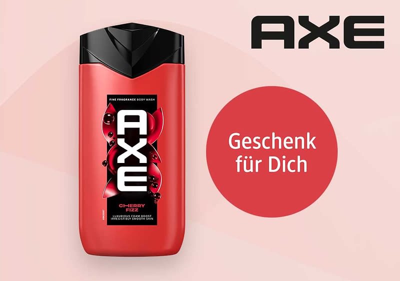Rote AXE Duschgel-Flasche mit schwarzem Deckel und Aufschrift „AXE Cherry Fizz“ links, rechts roter Kreis mit weißem Text „Geschenk für Dich“ und oben rechts AXE-Logo
