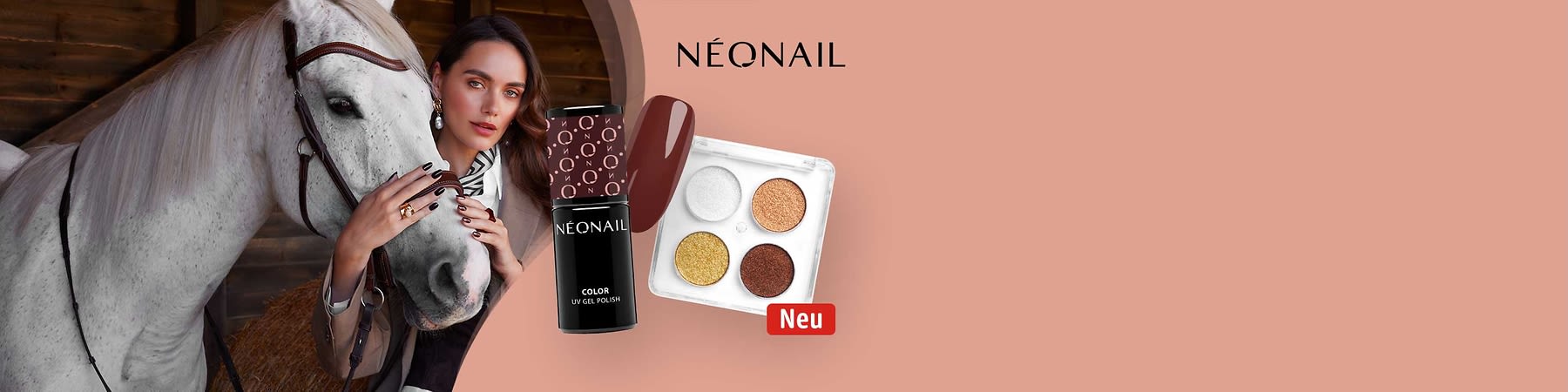 Werbefoto für Nagel- und Lidschattenprodukte der Marke Néonail: links eine Frau mit langen dunklen Haaren hält den Kopf eines weißen Pferdes, ihre dunkelrot lackierten Fingernägel sind sichtbar; mittig eine schwarze Flasche Néonail Color UV Gel Polish mit braunrotem Lackswatch; rechts eine weiße Lidschattenpalette mit vier Farben (weiß, gold, bronze, dunkelbraun) und rotem „Neu“-Label oben rechts Markenname „NÉONAIL“ auf hellem rosa Hintergrund