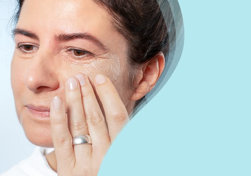 Frau mittleren Alters pflegt ihre Haut