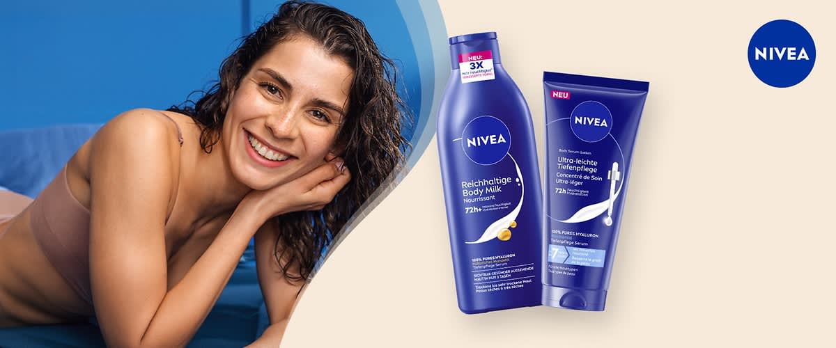 Frau mit nassen Haaren lächelt, daneben zwei blaue NIVEA-Produktverpackungen: eine hohe Flasche mit Aufschrift „Reichhaltige Body Milk 72h“ und eine Tube mit Aufschrift „Ultra-leichte Tiefenpflege 72h“, NIVEA-Logo rechts oben