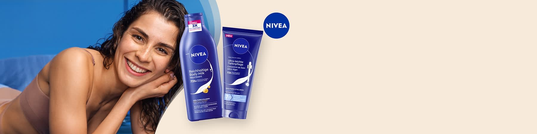 Frau lächelt, daneben zwei blaue NIVEA-Produktverpackungen: links Flasche „Reichhaltige Body Milk Nourishing 72h“, rechts Tube „Ultra-leichte Tiefenpflege 72h“, oben rechts NIVEA-Logo