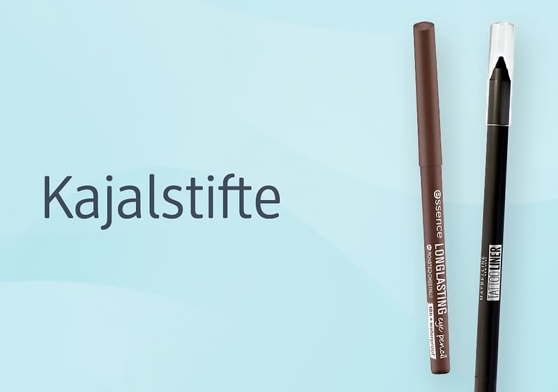 Hellblauer Hintergrund mit großem Schriftzug „Kajalstifte“ links und zwei Kajalstiften rechts, ein brauner mit Aufschrift „essence LONG LASTING eye pencil“ und ein schwarzer mit durchsichtiger Kappe und Teilaufschrift „Kajal Liner“