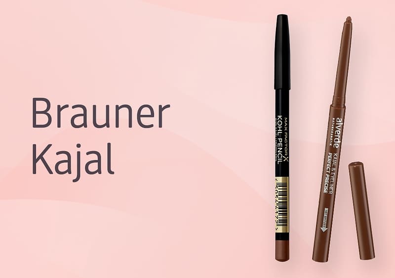 Hellrosa Hintergrund mit dem Text „Brauner Kajal“ links und zwei braune Kajalstifte rechts, einer als Stift mit schwarzem Schaft und abgesetzter brauner Spitze, daneben ein aufgeblendeter drehbarer brauner Kajal mit abgesetzter Kappe