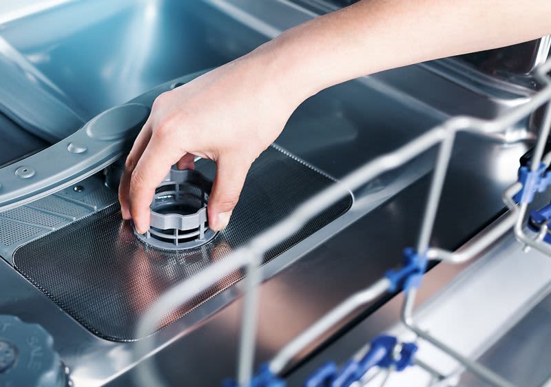 Das Sieb der Spülmaschine entnehmen.