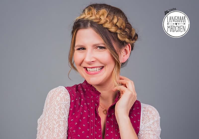 Frau mit geflochtenem Haar und roter Bluse