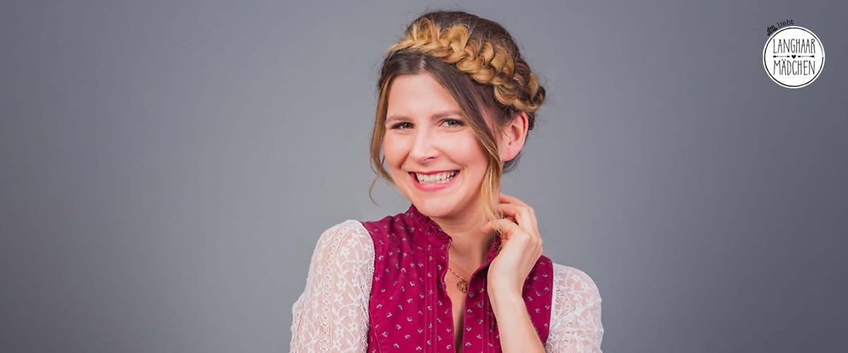 Frau mit geflochtenem Haar und roter Bluse