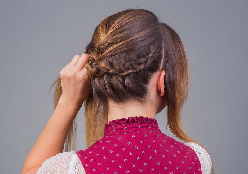 Frau mit geflochtenem Haar