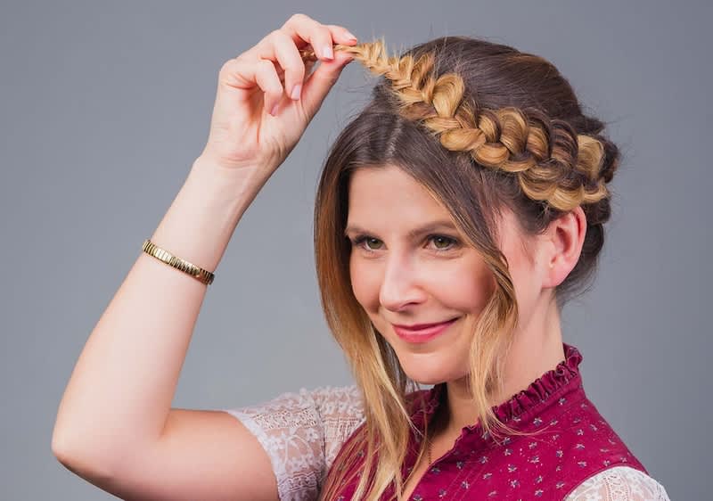 Frau mit geflochtenem Haarband