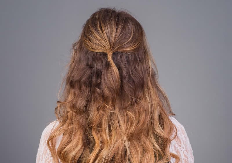 Frau mit welligem Haar von hinten