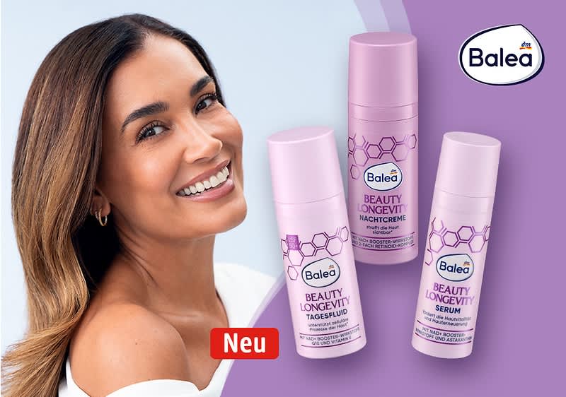 Porträt einer lächelnden Frau links neben drei lilafarbenen Balea-Produkten der Pflegeserie „Beauty Longevity“ (Tagesfluid, Nachtcreme, Serum) sowie dem Balea-Logo oben rechts, rotes Etikett mit Schrift „Neu“ über dem Tagesfluid