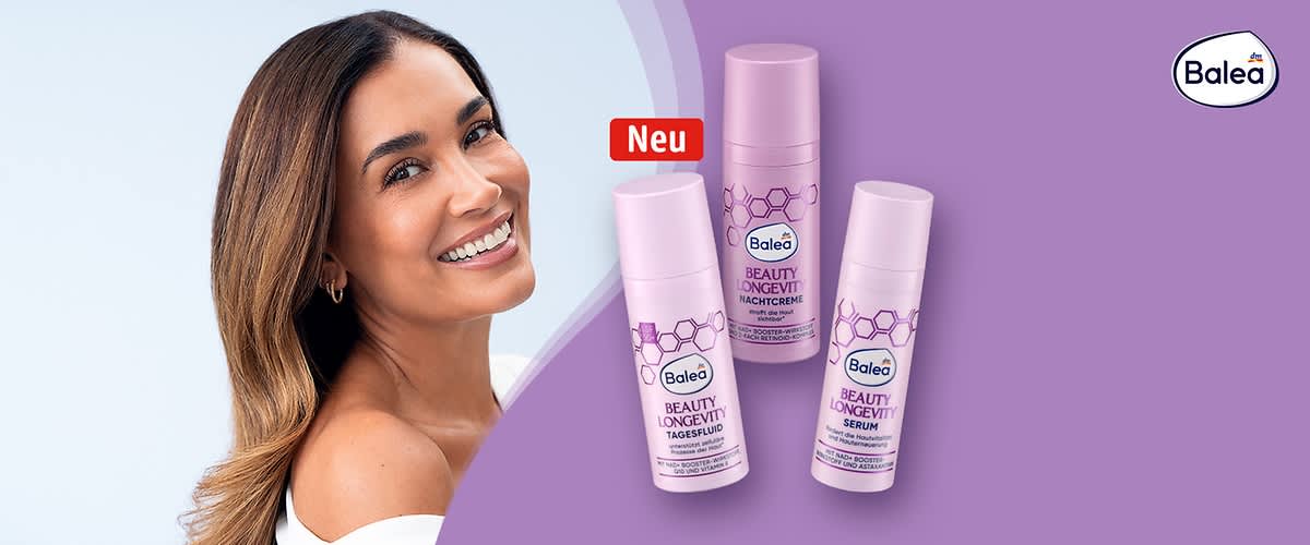 Frau lächelnd von der Seite und drei hellviolette Balea-Produktflaschen mit Aufschrift „Beauty Longevity“ (Tagesfluid, Nachtcreme, Serum) sowie rotes Schild „Neu“ und Balea-Logo