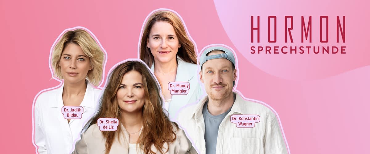 Vier Ärztinnen und Ärzte vor rosa Hintergrund, oben rechts der Text „HORMON SPRECHSTUNDE“; links außen Schild mit „Dr. Judith Bildau“, vorne mittig Schild mit „Dr. Sheila De Liz“, oben mittig Schild mit „Dr. Mandy Mangler“, rechts außen Schild mit „Dr. Konstantin Wagner“